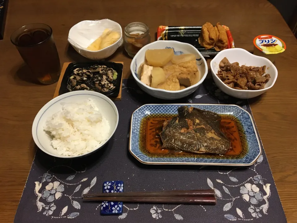 ご飯(青森米本部さんの青天の霹靂のみ)、カレイの煮付け、ひじきのお惣菜、うまみ和豚こま肉のスタミナ炒め、大根とじゃがいもと厚揚げの煮物、沢庵、いなり寿司、麦茶、プリン(夕飯)|enarinさん