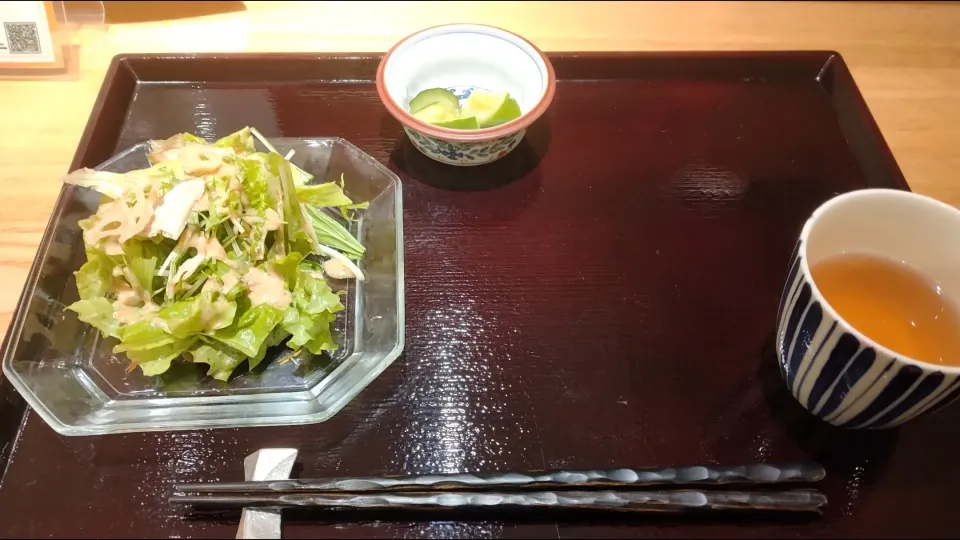 人形町　きたがいち　寒鰆の揚げ野菜御膳　青のり餡かけ　サラダと漬物|よっちびやばんぶーさん