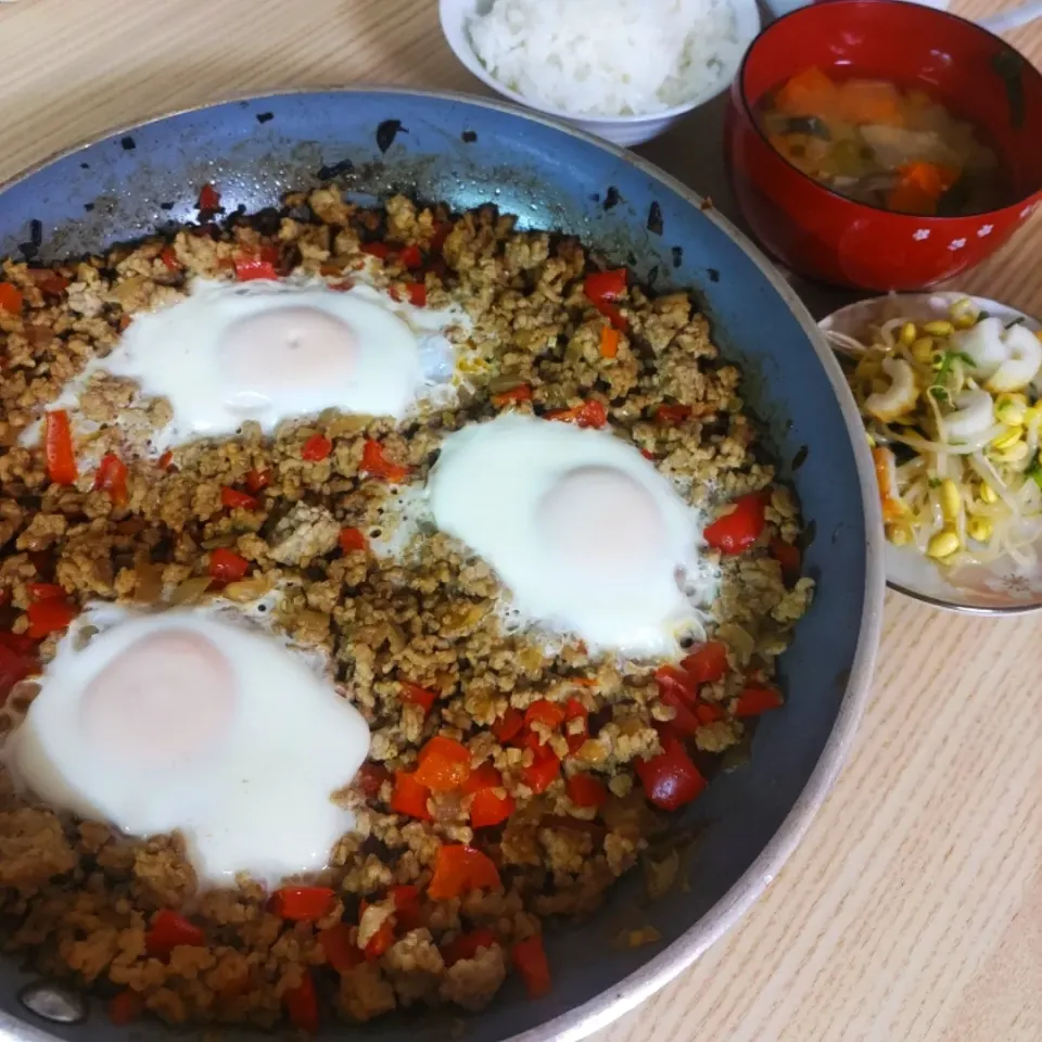 ひき肉の落とし卵焼き、豆もやしとちくわのナムル|ちゃいさん