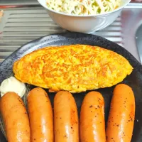 ミニフランクと鶏ひき肉入りオムレツとキャベツ千切りだよ(៸៸᳐>w<៸៸᳐ )੭ﾞ|時雨さん