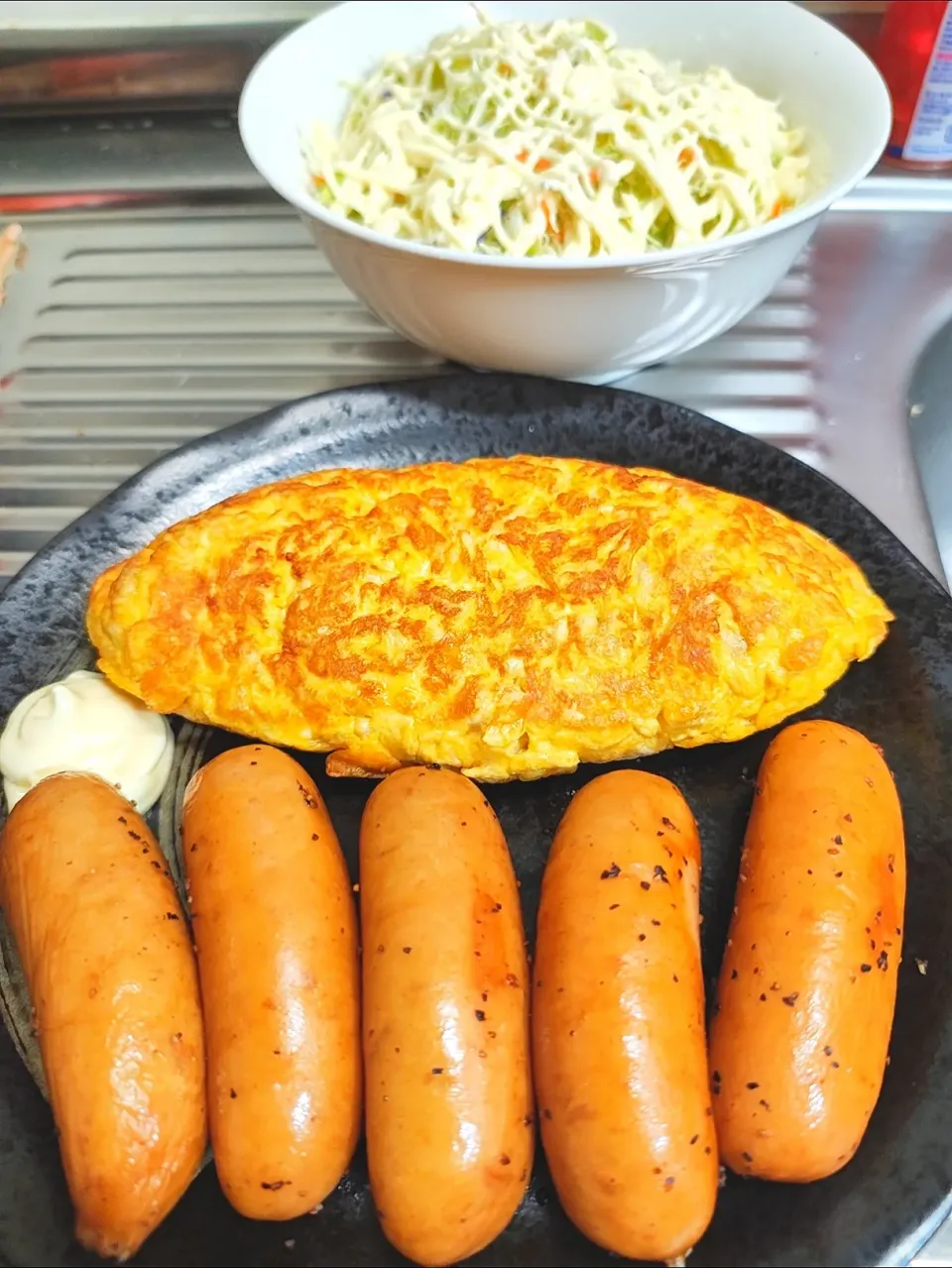 ミニフランクと鶏ひき肉入りオムレツとキャベツ千切りだよ(៸៸᳐>w<៸៸᳐ )੭ﾞ|時雨さん