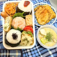 本日の日替わり弁当🍱

①おにぎり3種
（山海ぶし・鮭フレークごま・ゆかり）
②厚焼きたまご（えびかま・青ネギ）
③プチトマト
④ピーマンのミートソース詰め
⑤白身魚フライ
⑥ポキポキウィンナー
⑦人参シリシリ〜もどき（人参とツナ炒め）
⑧別皿  豚ロースしょうが焼き

   おまけの汁物    ホワイトシチュー