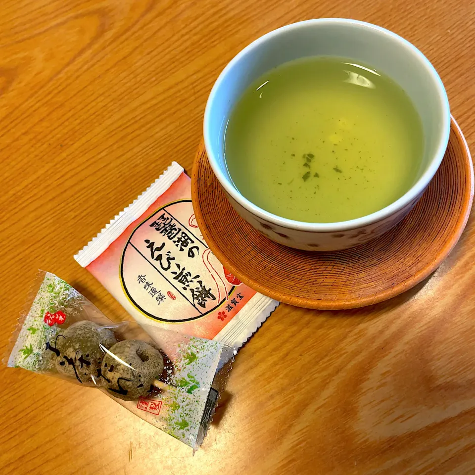 お茶
琵琶湖のえび煎餅
お茶だんご|T. Wonderさん