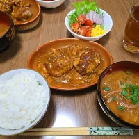 煮込みハンバーグ・サラダ・ご飯・味噌汁🌺|chiyukiさん