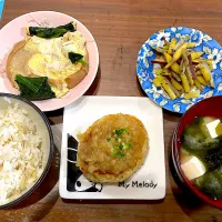 おろしソースの豆腐ハンバーグ　豆腐とわかめの味噌汁　さつまいもとごぼうのきんぴら　車麩とほうれん草の卵とじ|おさむん17さん