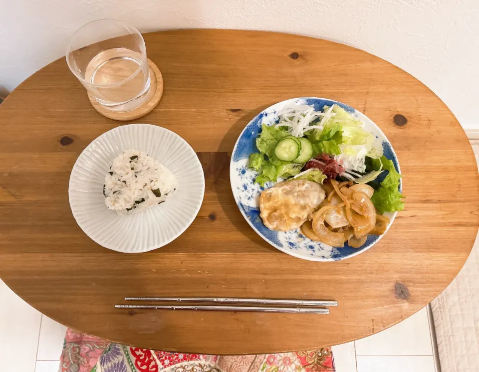 ローソンのおにぎりとチョレギサラダ|なみねこさん