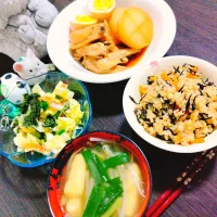 ひじきご飯、ニラともやしの味噌汁、手羽先と大根の煮物、白菜とちくわのサラダ|サトリさん