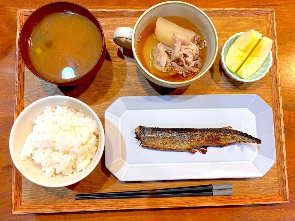 この前の夜ご飯(さんま、大根と豚肉の煮物、なめこの味噌汁、りんご)|cocomikaさん