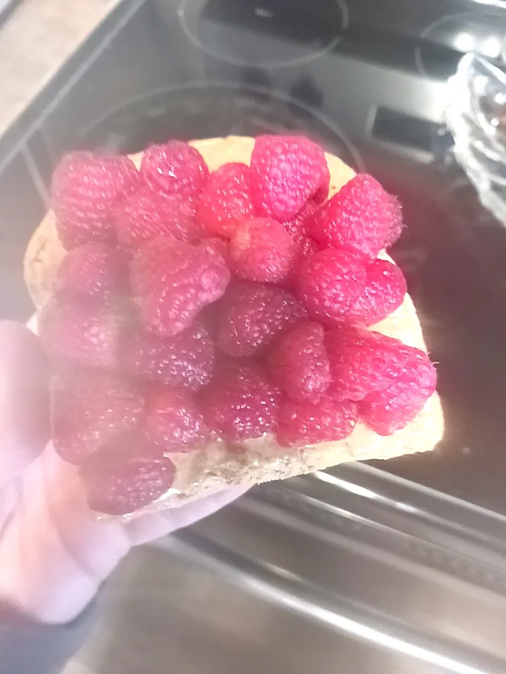 raspberry almond butter keto toast|Mama Jojoさん