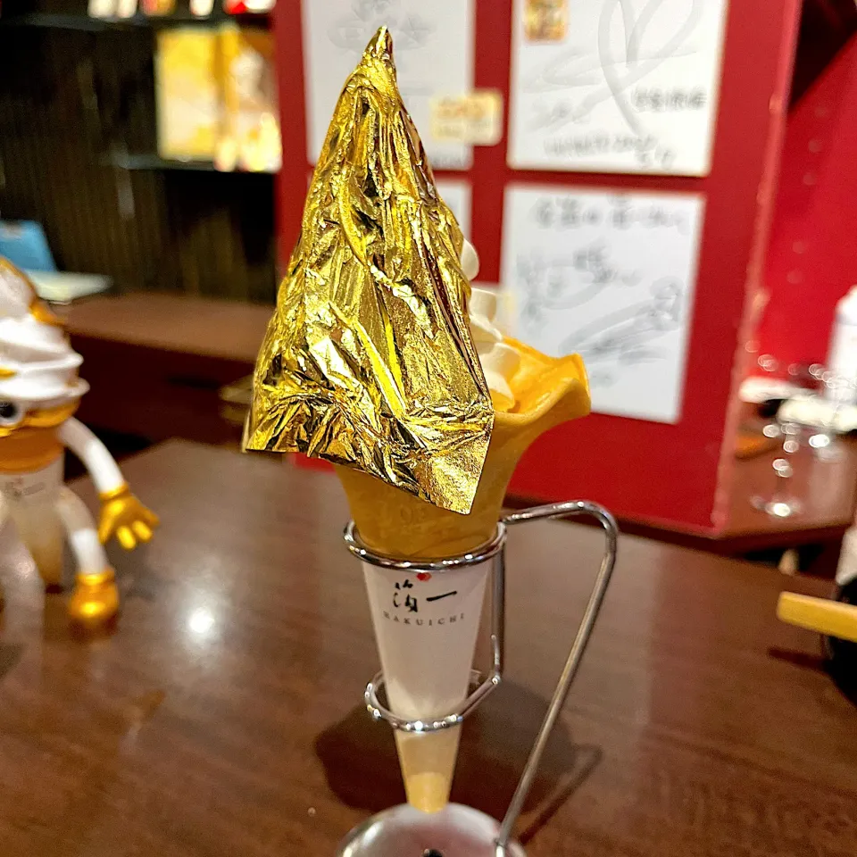 Gold leaf vanilla ice cream|skyblueさん