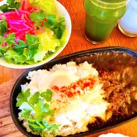 鉄鍋でスパイスカレー🍛紫大根酢漬けサラダ🥗| HAMI69さん