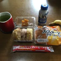 もち八の3種おにぎり(炊き込みご飯おにぎり、お赤飯おにぎり、栗ご飯おにぎり)、クリームパン、沢庵、魚肉ソーセージ、森永製菓inゼリースパーキングエネルギー、熱い日本茶、バナナ(昼飯)|enarinさん