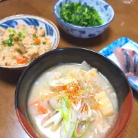 豚汁、かしわ飯、大根葉の漬物|オプさん