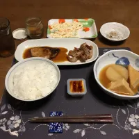 ご飯(青森米本部さんの青天の霹靂のみ)、ぶり照り、国産豚肉炒め、大根と絹厚揚げの煮物、釜揚げしらす、冷奴、マカロニサラダ、沢庵、麦茶(夕飯)|enarinさん