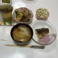 晩御飯☆塩鯖☆手羽元とブロッコリーのさっぱり煮（手羽元ぽん酢漬け・ブロッコリー・ケチャップ）☆マカロニサラダ（プーさんマカロニ・ゆで卵・胡瓜・明太マヨ）☆みそ汁（白菜・人参・しめじ）|Saharaさん