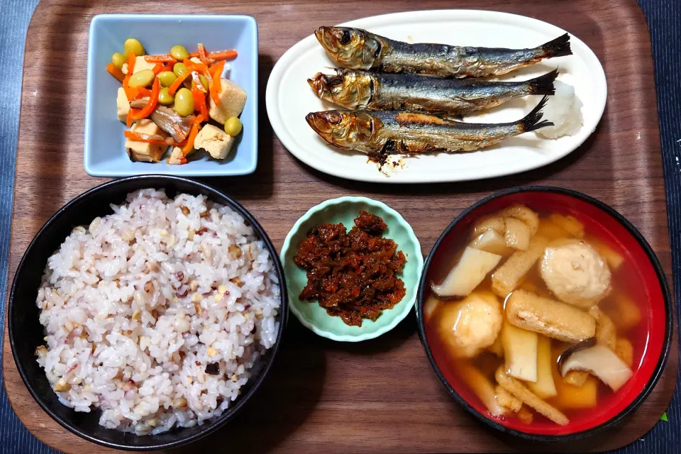 今日の朝ごはんは家で、十六穀ごはんにめざし、高野豆腐、エリンギと油揚げのつみれ汁、弁慶のほろほろ漬。|Mars＠釜飯作り研究中さん