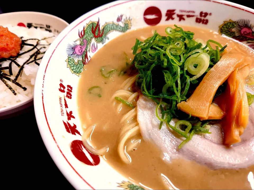 【1985年創業】 
中華そば専門店 天下一品 池尻店
ラーメンこってり（940円） 
＋明太子ごはん (日替わりごはん
セット、200円)
＋にんにく薬味 (無料)
＠池尻大橋7分
24282 (304,895)|大脇さん