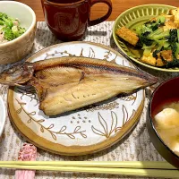 焼魚、小松菜と厚揚げの生姜炒め、ブロッコリーのツナマヨ和え、お味噌汁|ありかさん