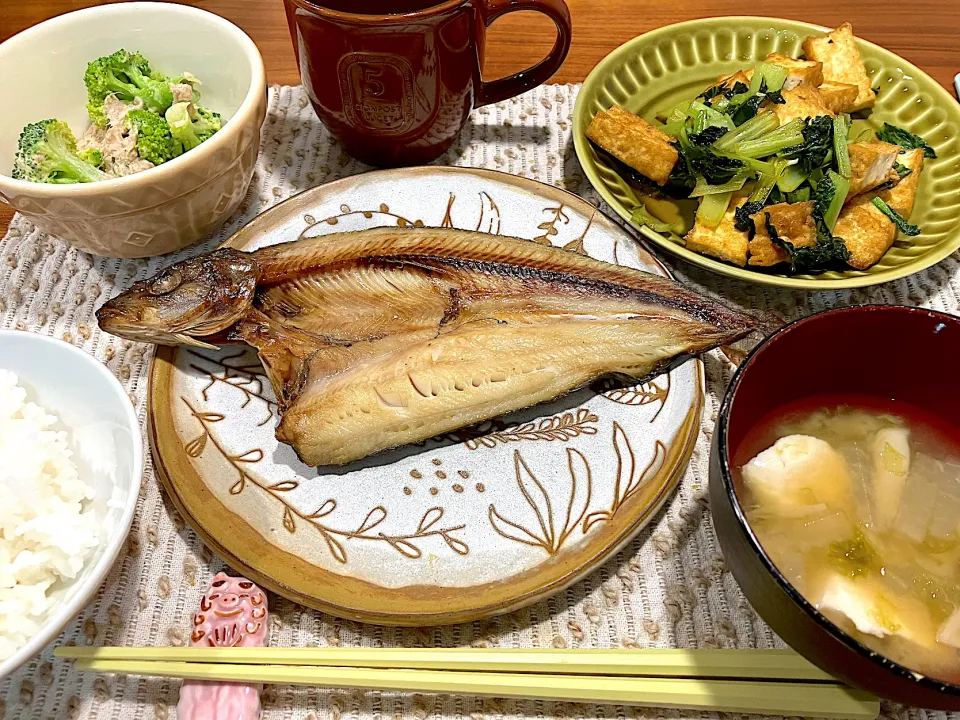 焼魚、小松菜と厚揚げの生姜炒め、ブロッコリーのツナマヨ和え、お味噌汁|ありかさん