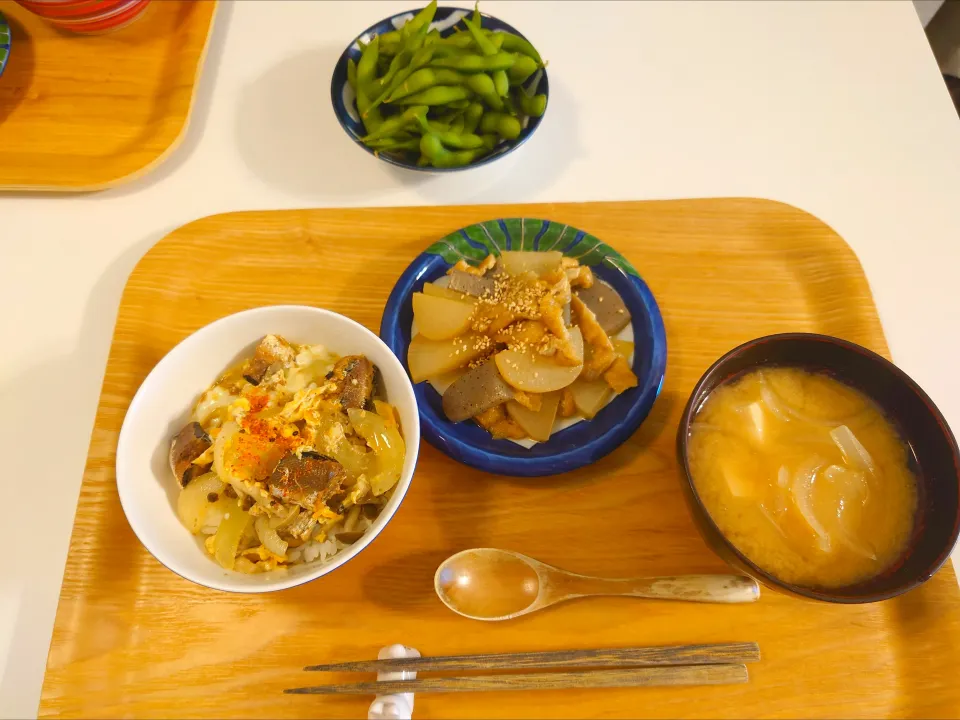 今日の夕食　いわし缶の卵とじ丼、大根とこんにゃくの煮物、高野豆腐と玉ねぎの味噌汁|pinknari🐰🌈さん