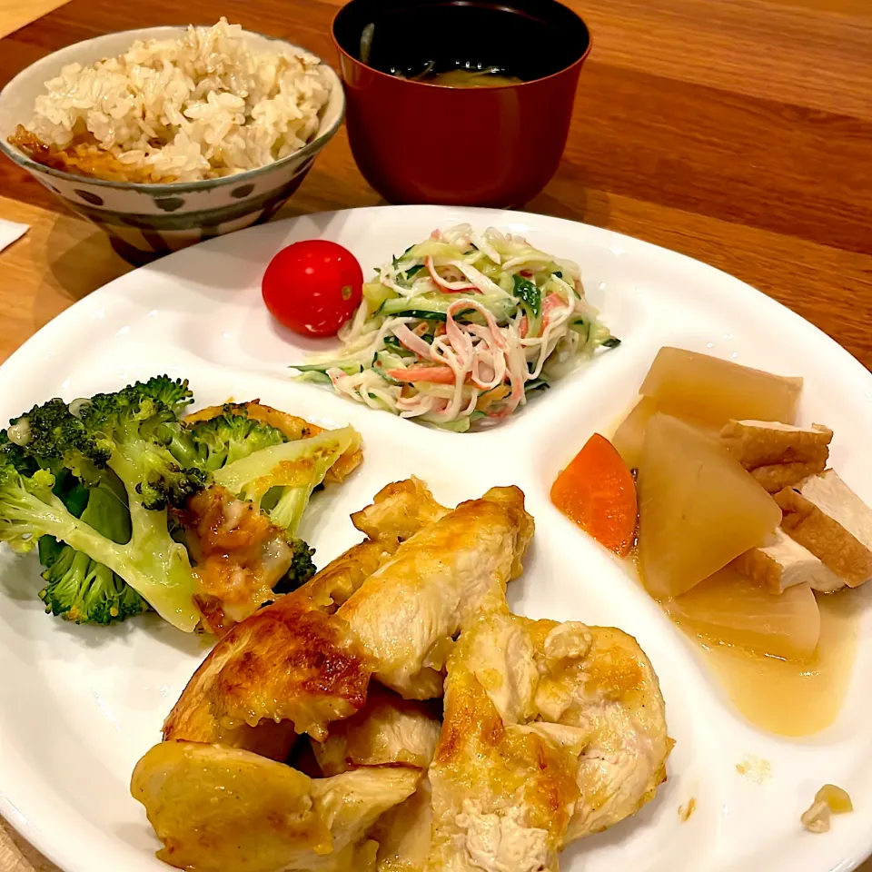 鶏むねカレー焼き　チーズブロッコリー　煮物　サラダ　味噌汁　炊き込みご飯|とゆあさん