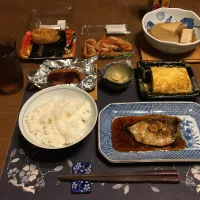 ご飯(青森米本部さんの青天の霹靂のみ)、ぶり照り、甘海老唐揚げ、だし巻き玉子焼き、いなり寿司、大根と絹厚揚げの煮物、自家製がり、麦茶(夕飯)|enarinさん