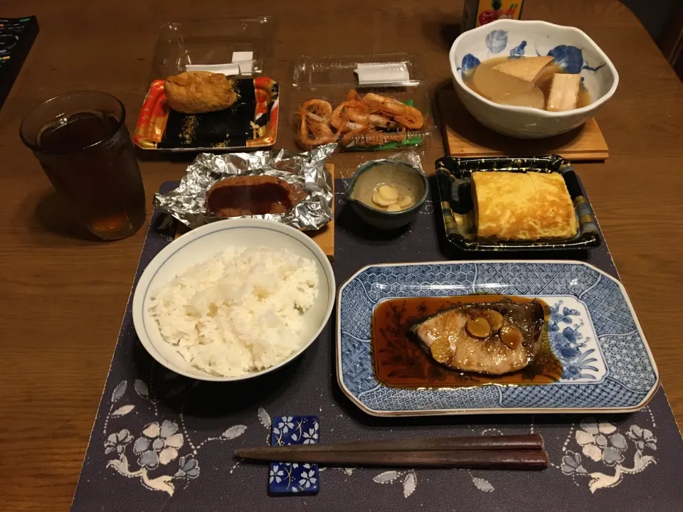 ご飯(青森米本部さんの青天の霹靂のみ)、ぶり照り、甘海老唐揚げ、だし巻き玉子焼き、いなり寿司、大根と絹厚揚げの煮物、自家製がり、麦茶(夕飯)|enarinさん