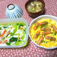 朝🌄ご飯。卵とウィンナーのソテー。
小松菜の🥗さらだ。|risaさん