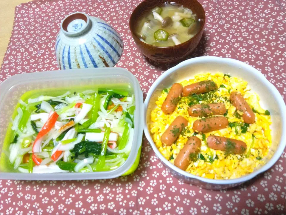 朝🌄ご飯。卵とウィンナーのソテー。
小松菜の🥗さらだ。|risaさん