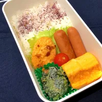 ゆかりご飯、たまご焼き、ウインナー、ほうれん草胡麻和え、コーンクリームコロッケ、ミニトマト|きらきらさん