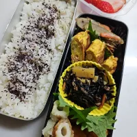 ☆高校生弁当☆もち麦入りゆかりごはん、金平牛蒡、カニカマ卵焼き、ひじき煮物、カツ、竹輪礒揚げ、苺|ｼｮｺﾗさん