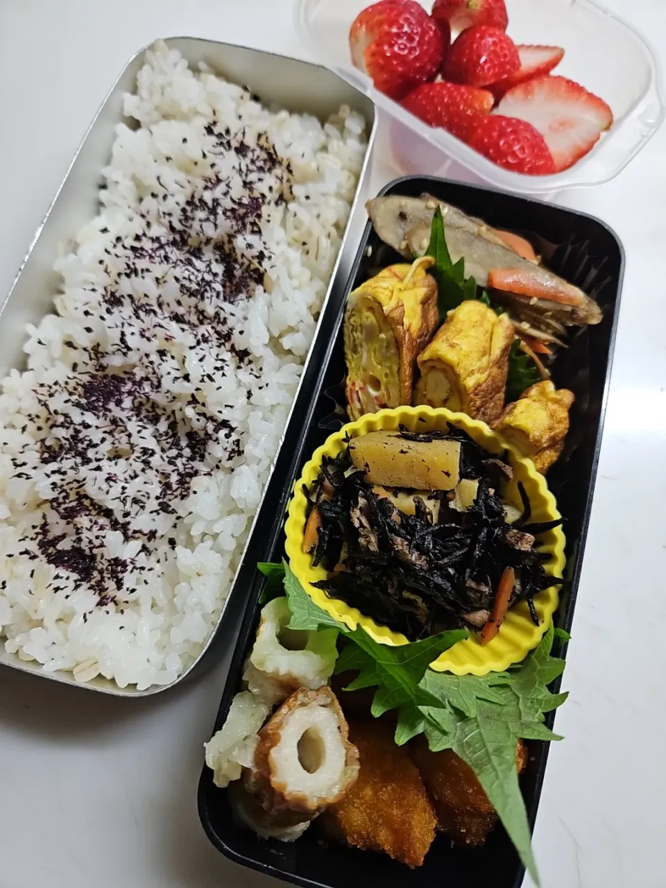 ☆高校生弁当☆もち麦入りゆかりごはん、金平牛蒡、カニカマ卵焼き、ひじき煮物、カツ、竹輪礒揚げ、苺|ｼｮｺﾗさん