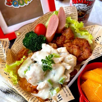 Snapdishの人気料理写真:【Yummy!SQUAD】ケチャップライスのホワイトソースかけ弁当