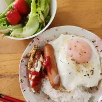 目玉焼き丼、ソーセージ、レタスサラダ|さきさん