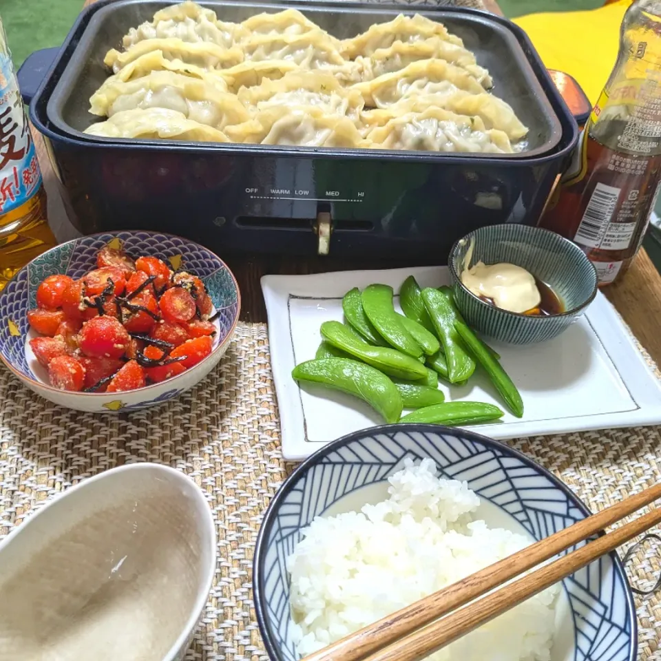 餃子/トマトの塩昆布合え/スナップエンドウ|しおりさん