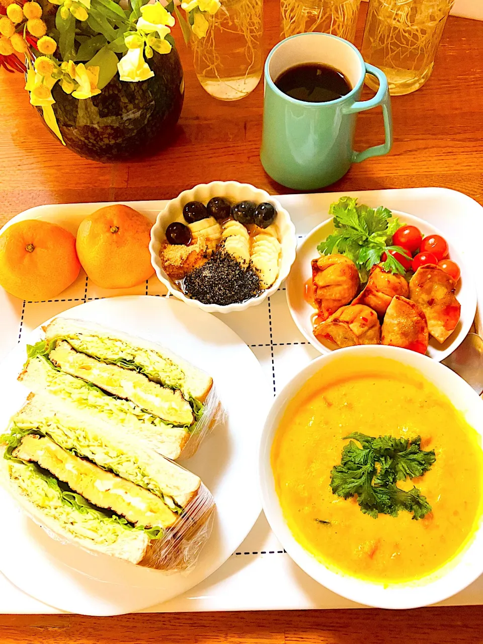 卵キャベツのサンドイッチ🥪🥬南瓜シチュー、揚げ餃子スイートチリソース🥟美味い😋|HAMI69さん