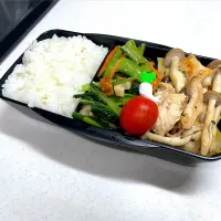 11/18 旦那弁当⁂鶏胸肉としめじの塩胡椒炒め|ゆさん