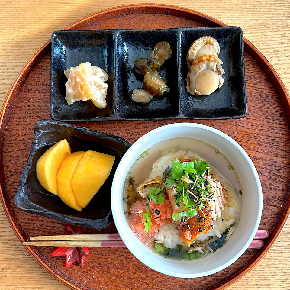 鮭明太の焼きおにぎり茶漬けで　　　　　　　ひとりお昼ごはん　　　　　　　　　　　　　　　しいたけ茶アクセント☝️|mokoさん