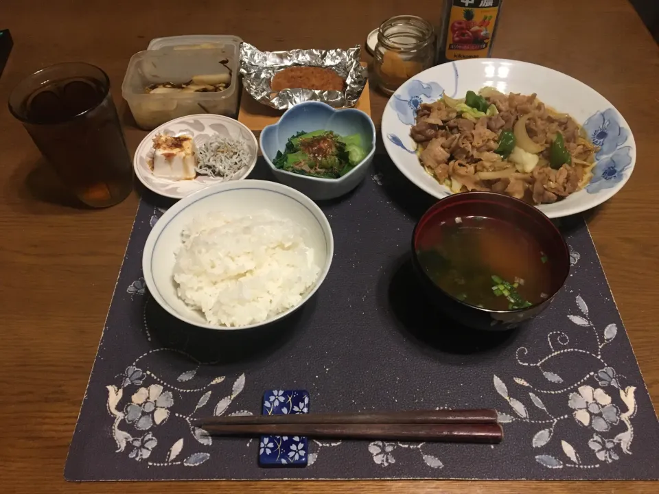 ご飯(青森米本部さんの青天の霹靂のみ)、回鍋肉、コロッケ、冷奴、釜揚げしらす、小松菜のお浸し、大根と塩昆布と削り節の和物、沢庵、しじみの味噌汁、麦茶(夕飯)|enarinさん