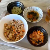 鮭とひじきの炊き込み、にんじんしりしり、野菜スープ、りんご|なつこさん