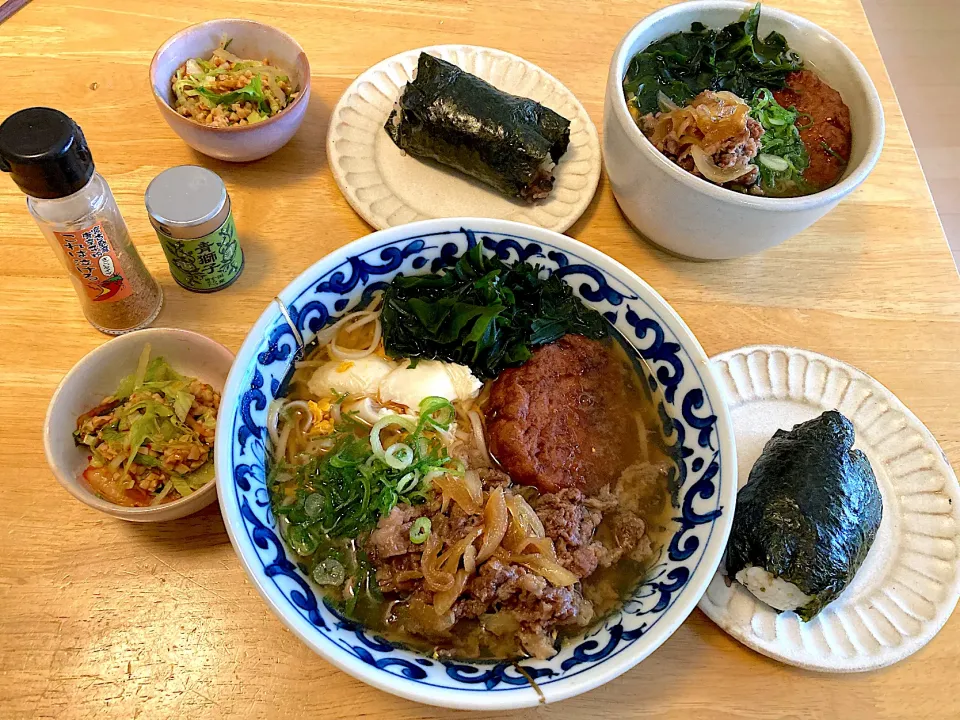 十割そばで肉そば(イワシ天わかめ卵葱)♡キムチレタスひきわり納豆♡海苔巻きおにぎり|さくたえさん