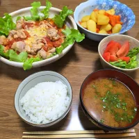 鶏もものトマト煮・じゃがいもと人参の甘煮・ご飯・味噌汁🌺|chiyukiさん