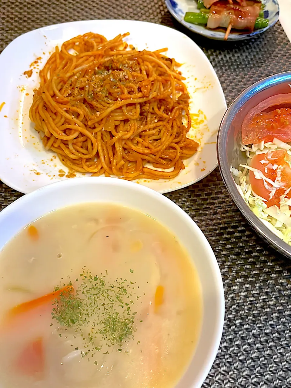 おっさんご飯　パスタ　サラダ　シチュー　アスパラべー👅|ひげおやじさん