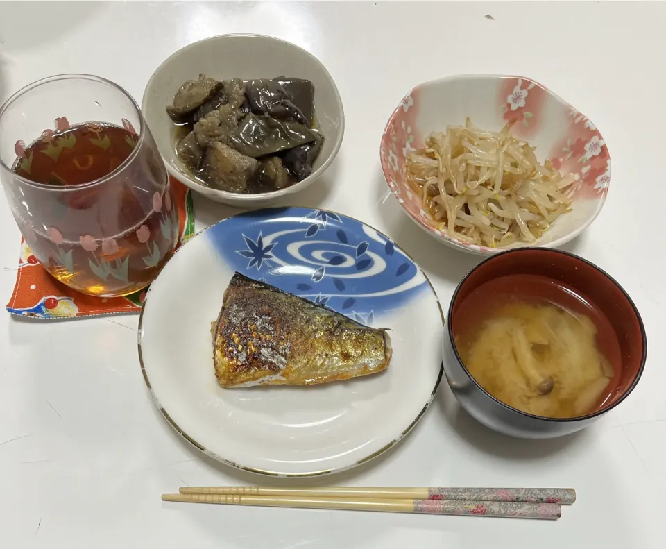 晩御飯☆塩鯖☆もやしの酢の物☆揚げなすの煮浸し☆みそ汁（キャベツ・玉葱・しめじ）|Saharaさん