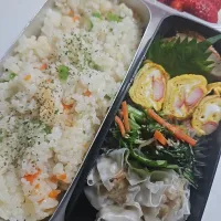 ☆高校生弁当☆海老ピラフ、金平牛蒡、カニカマ卵焼き、小松菜ナムル、焼売、苺|ｼｮｺﾗさん