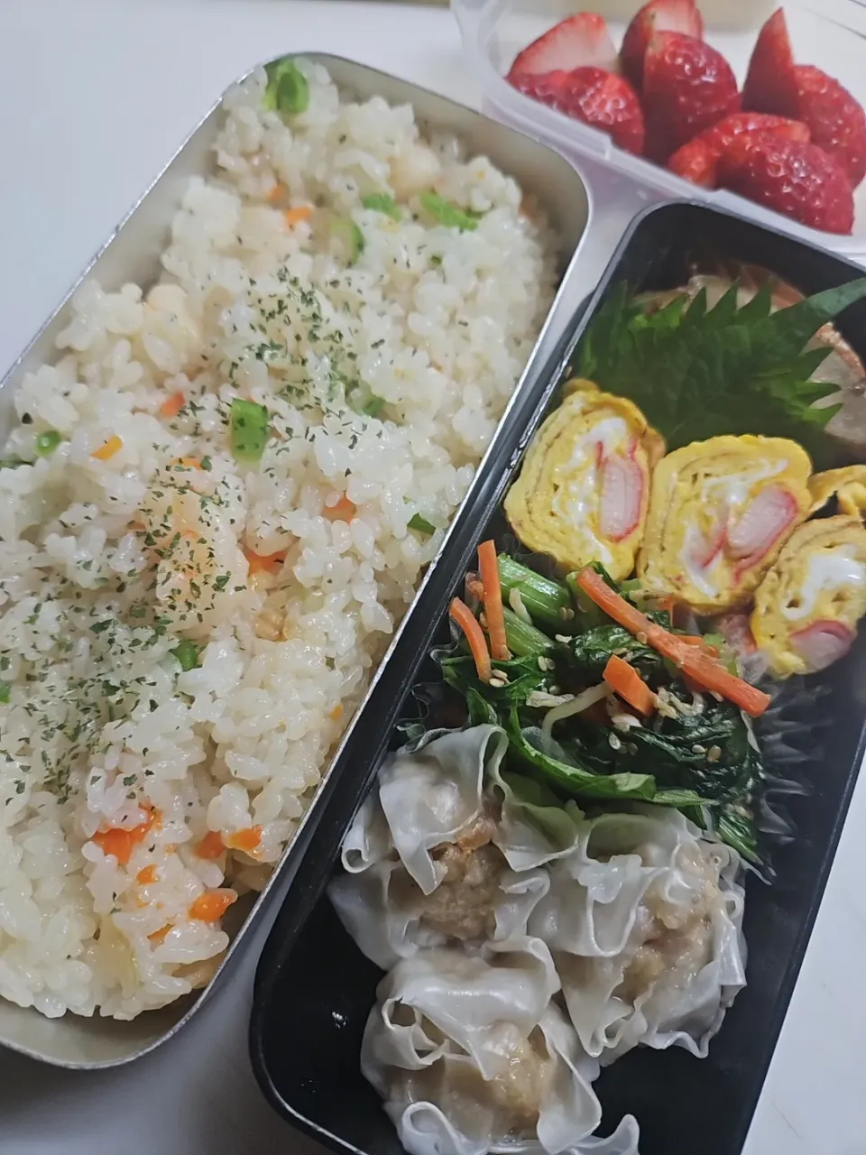 ☆高校生弁当☆海老ピラフ、金平牛蒡、カニカマ卵焼き、小松菜ナムル、焼売、苺|ｼｮｺﾗさん