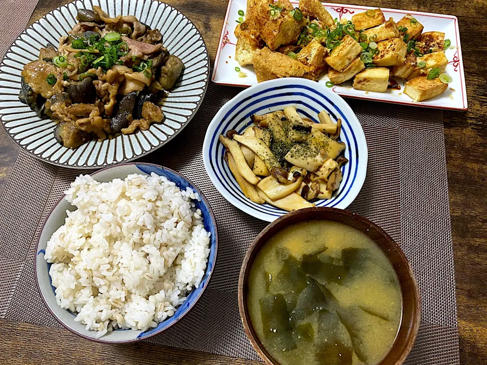 豚肉とナスの甘辛炒め　エリンギのバター醤油　厚揚げ　麦ご飯　味噌汁|♡misaki♡さん