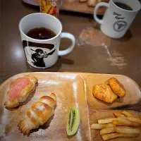 チキンナゲット　フレンチフライ　キウイ　トリュフ塩のクロワッサン　苺バター　コーヒー|ch＊K*∀o(^^*)♪さん