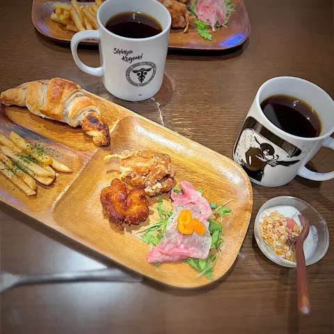 「ベビーリーフ」を使ってみたSnapdishの料理・レシピ写真:チキンナゲット　フレンチフライ　生ハムサラダ　ココアクロワッサン　ヨーグルト　コーヒー