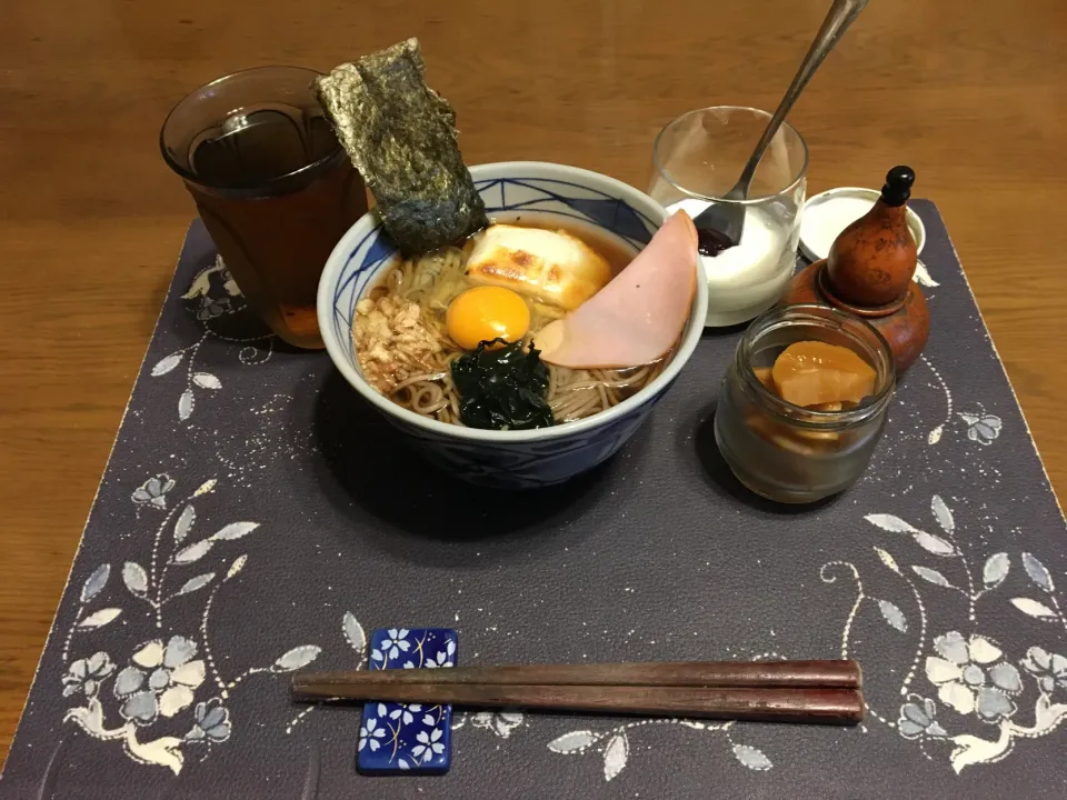 特製月見蕎麦、沢庵、麦茶、カシスジャム入りヨーグルト(昼飯)|enarinさん